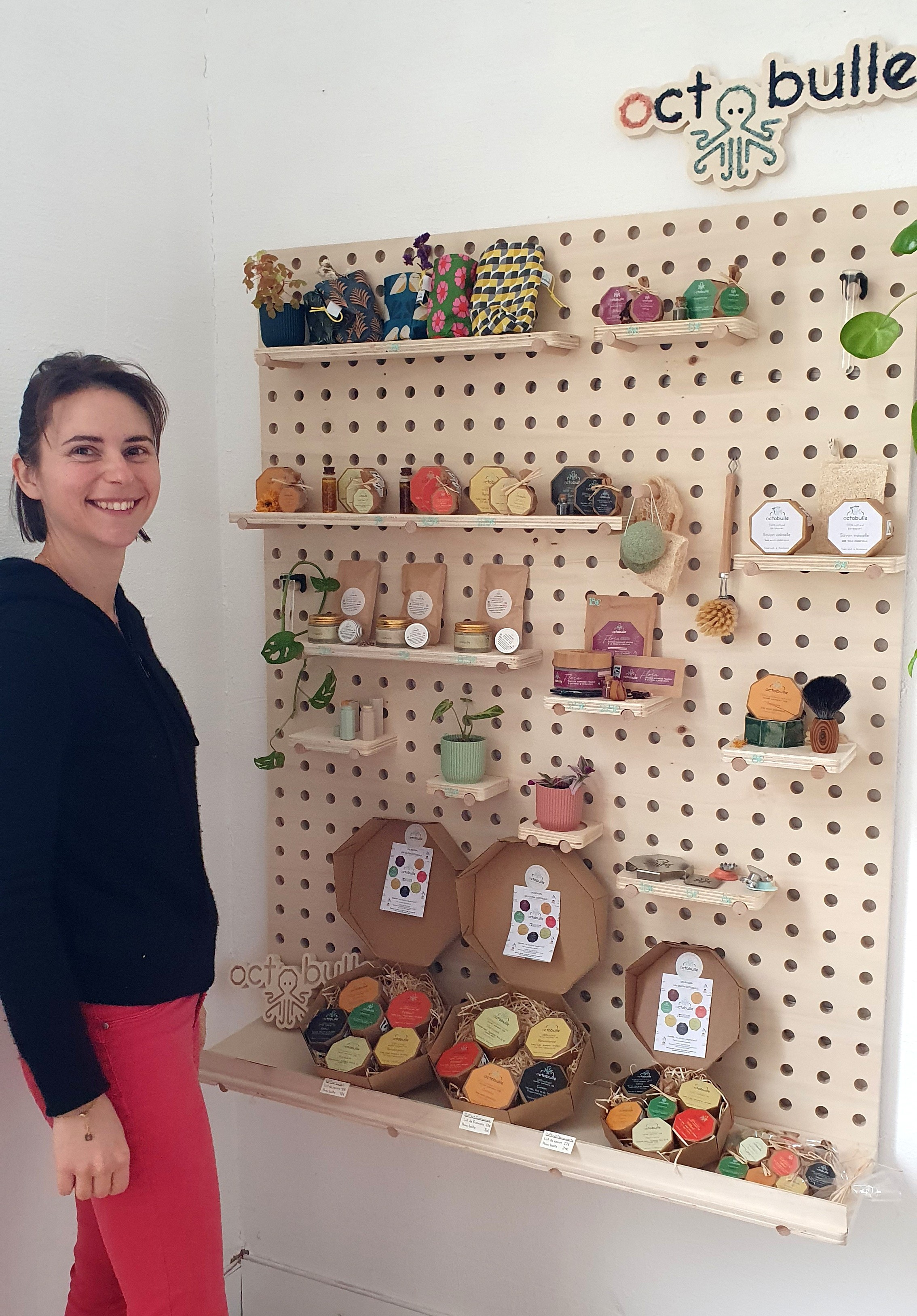 Mur pegboard bois peuplier pour agencement boutique durable